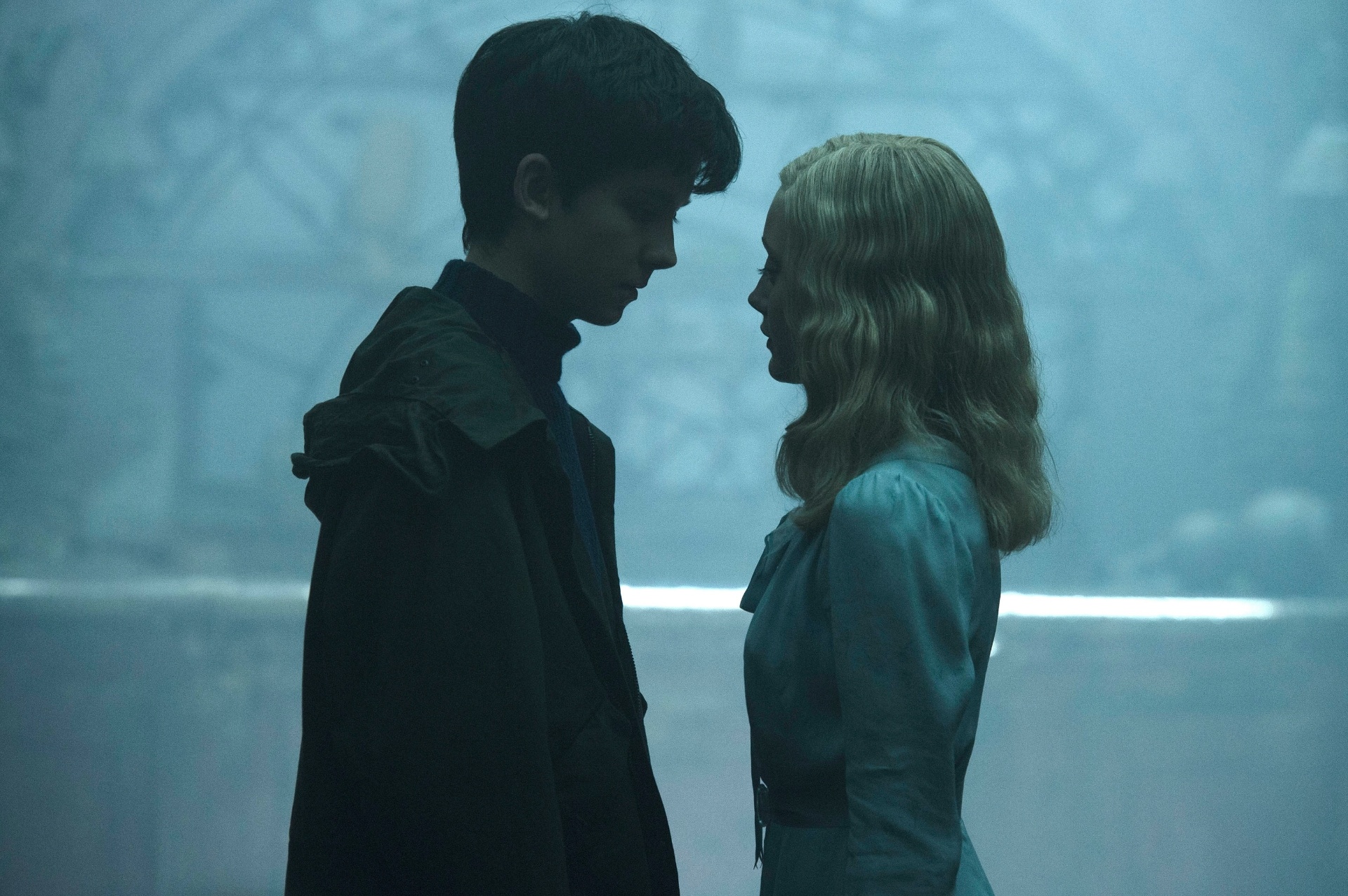 Em "O Lar das Crianças Peculiares", Jake (Asa Butterfield) cria um forte laço de amizade com Emma Bloom (Ella Purnell), que tem habilidades especiais ligadas ao ar - Divulgação