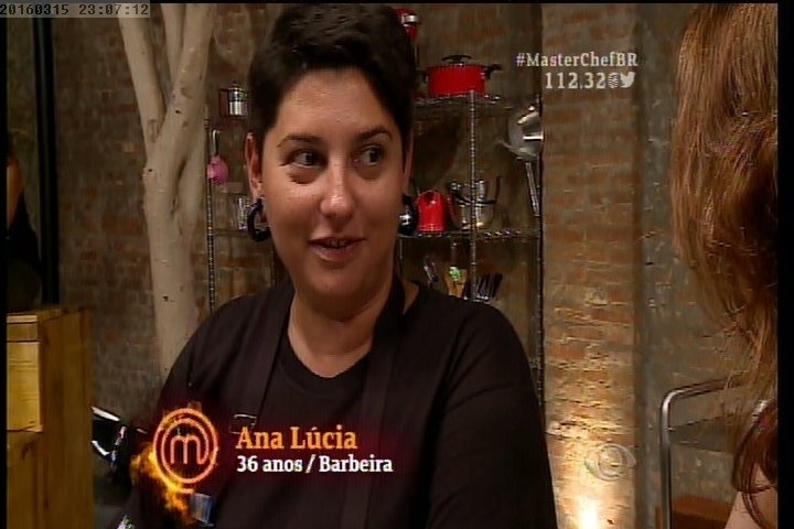 15.mar.2016 - A barbeira Ana Lúcia prepara filé chateaubriand e passa para a próxima fase do "MasterChef" - Reprodução/Band