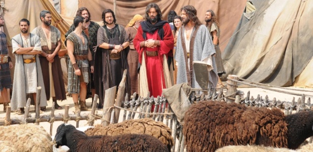 Moisés (Guilherme Winter, de vermelho) e os hebreus no acampamento no deserto em "Os Dez Mandamentos - Nova Temporada" - Munir Chatack/Record
