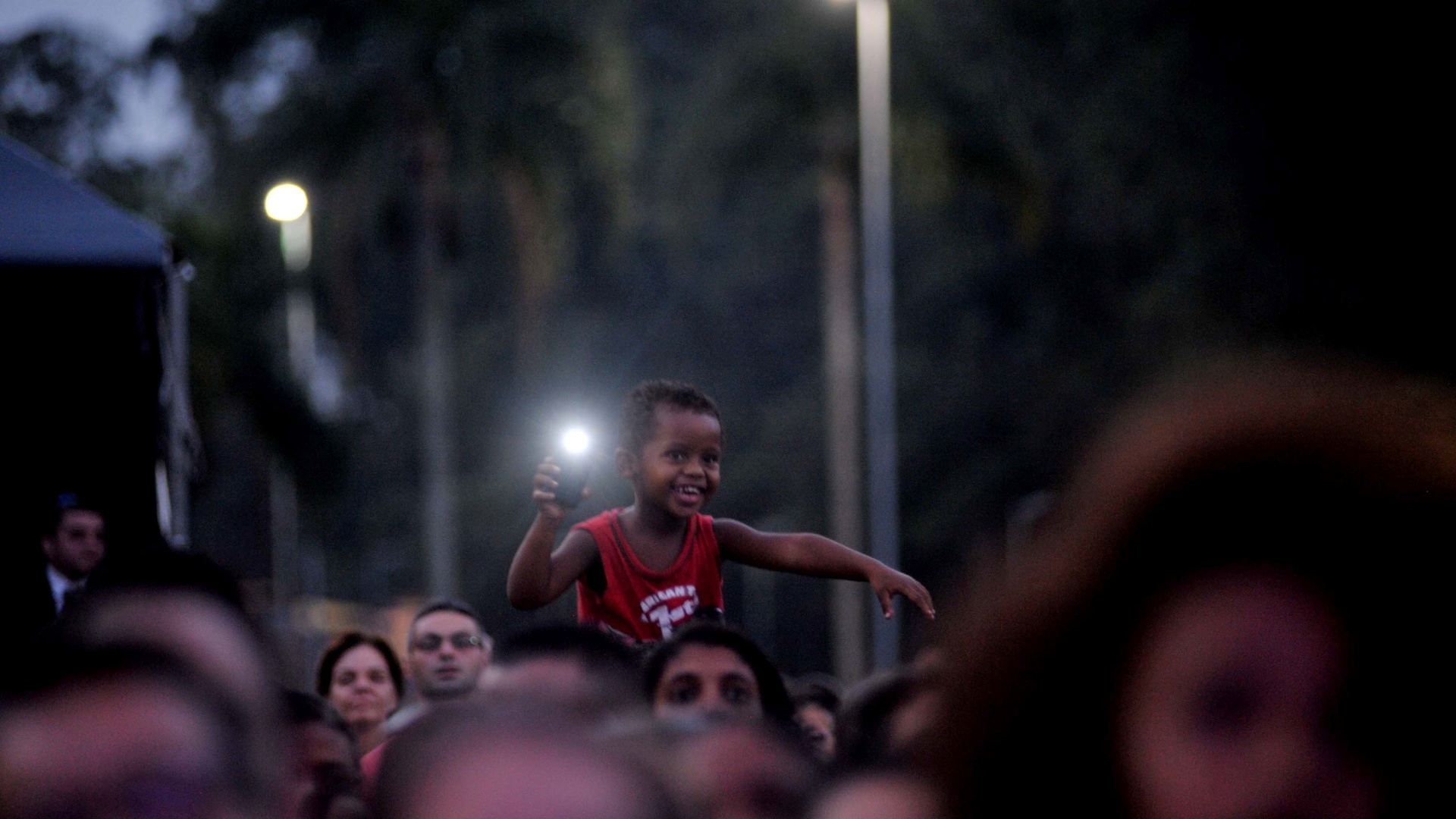 22.mai.2016 - A Virada Cultural, em São Paulo, teve dobradinha de Elba Ramalho. Depois de despertar o público no palco São João na manhã deste domingo, a cantora encerrou a Virada do Parque do Carmo, na Zona Leste. Assim como fez no Centro, ela cantou clássicos do forró e seu sucesso da novela "Êta Mundo Bom", "Distante D'Ocê" - Reinaldo Canato/UOL