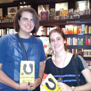 25.mai.2016- Os amigos Felipe Resende e Clara Borsoy são fãs de Jout Jout - Marcela Ribeiro/UOL - Marcela Ribeiro/UOL