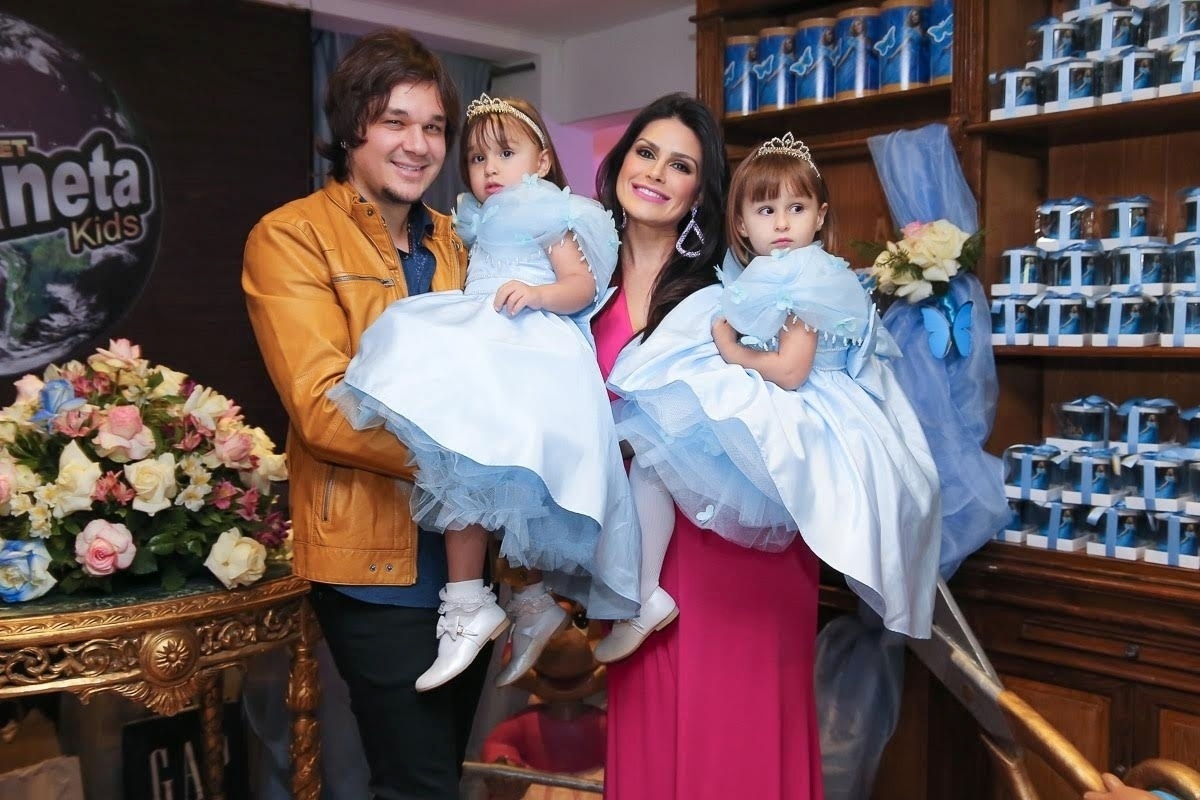 10.ago.2016 - Leandro, integrante do KLB, e sua mulher, Natália Guimarães, comemoraram na noite desta quarta-feira, em São Paulo, o aniversário de três anos das filhas, as gêmeas Maya e Kiara. Eles organizaram uma festa com o tema "Cinderella" para as crianças - Manuela Scarpa /Brazil News