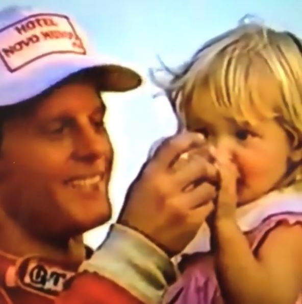 14.ago.2016 - A atriz Fiorella Mattheis publica vídeo no Instagram em homenagem ao Dia dos Pais - Reprodução/Instagram/fiorellamattheis