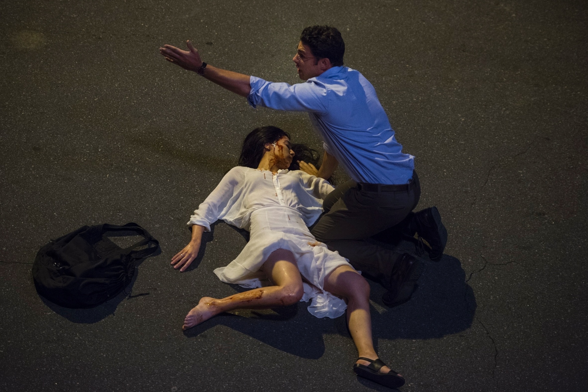 Terça: Maurício se desespera ao ver sua mulher ensanguentada e acena para o motorista que a atropelou - Estevam Avellar/Globo