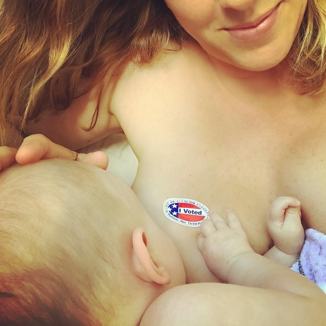 2.nov.2016 - Alanis Morissette publicou uma foto amamentando sua filha, Onyx, de quatro meses, para incentivar seus seguidores a votarem na eleição norte-americana. A cantora canadense colou em seu seio um adesivo escrito "Eu votei". diferentemente do Brasil, o voto nos Estados Unidos não é obrigatório - Reprodução/Instagram/alanis