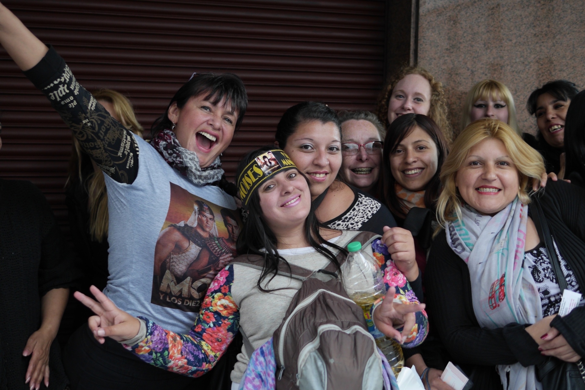 17.nov.2016 -Fãs se reúnem para acompanhar a abertura do Mar Vermelho. Conhecida como "Moises y Los Diez Mandamientos", a produção da Record estreou em março deste ano e desde então só vê aumentar sua popularidade - Grégoire Bouquet/UOL