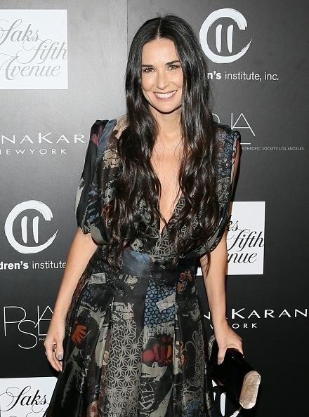 Demi Moore (53) mostra que não existe idade certa sensualizar na moda - decote em vestido soltinho - Getty Images