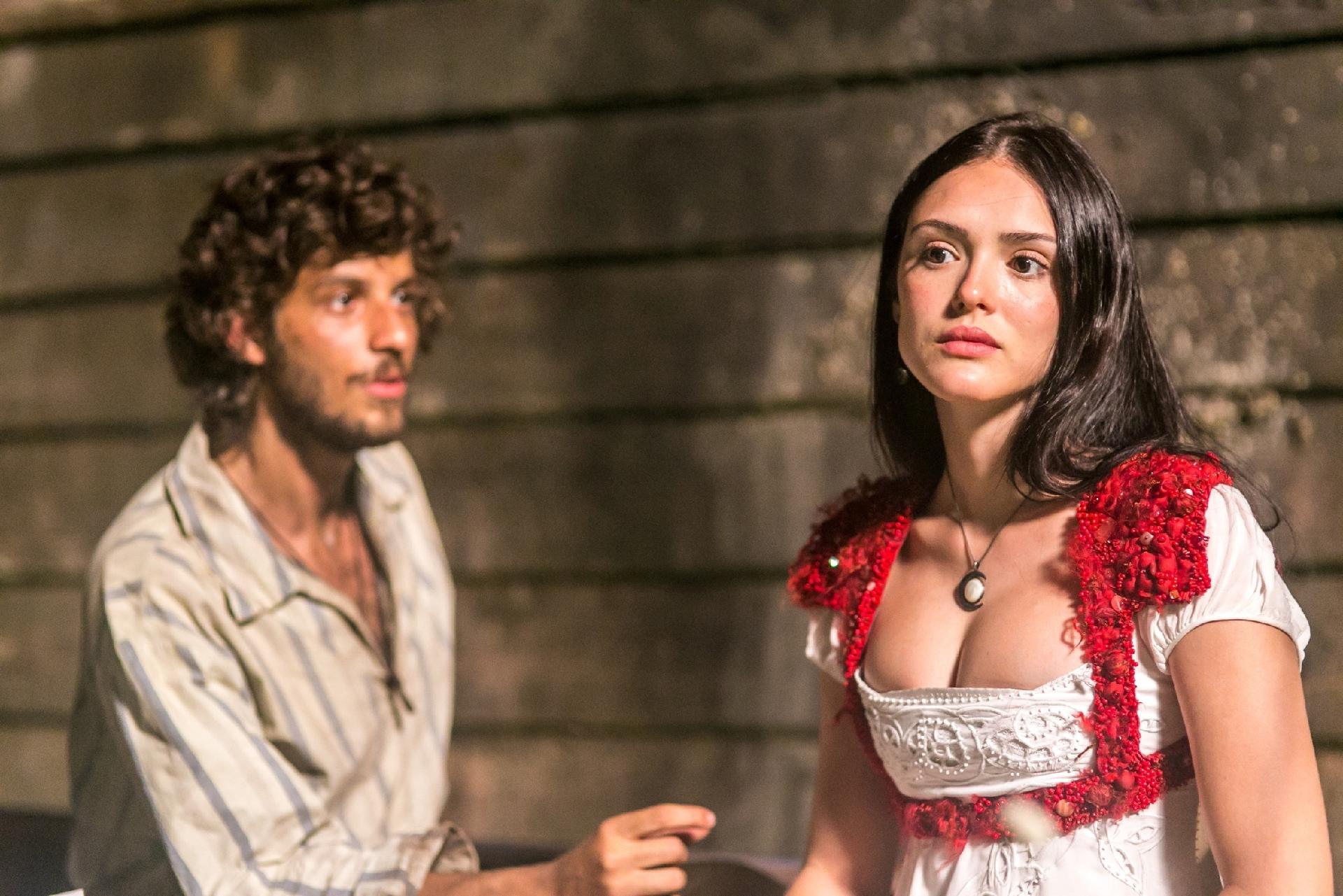 Joaquim (Chay Suede) e Anna (Isabelle Drummond) conversam em cena de "Novo Mundo", novela das seis da Globo - Paulo Belote/TV Globo