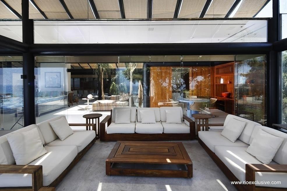 Além de uma sala de estar bem colorida, a casa também possui uma outra sala totalmente "clean" - Reprodução/ Rio Exclusive