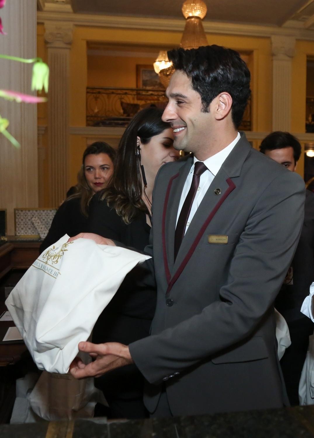 João Baldasserini recebe convidados no fictício hotel Carioca Palace, cenário da novela "Pega Pega" - Roberto Filho/Brazil News