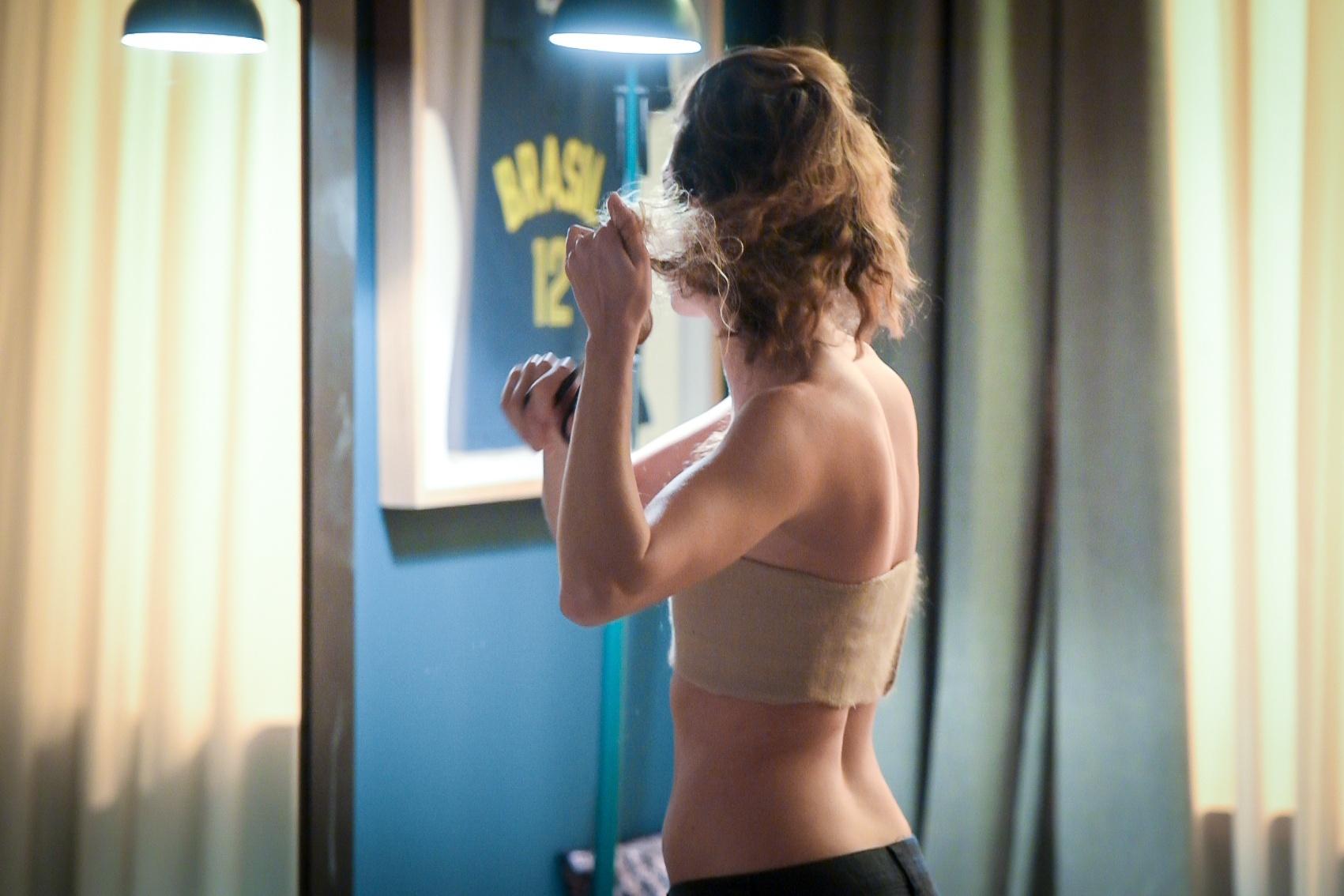 Ivana (Carol Duarte) corta os cabelos em cena de "A Força do Querer" - Estevam Avellar/TV Globo