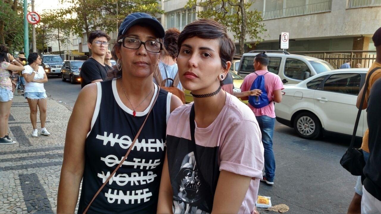 Esperando a estrela na porta do hotel Fasano, no Rio, fãs de Lady Gaga tem o pior dia vida com cancelamento do show dela no Rock in Rio - Marcela Ribeiro/UOL