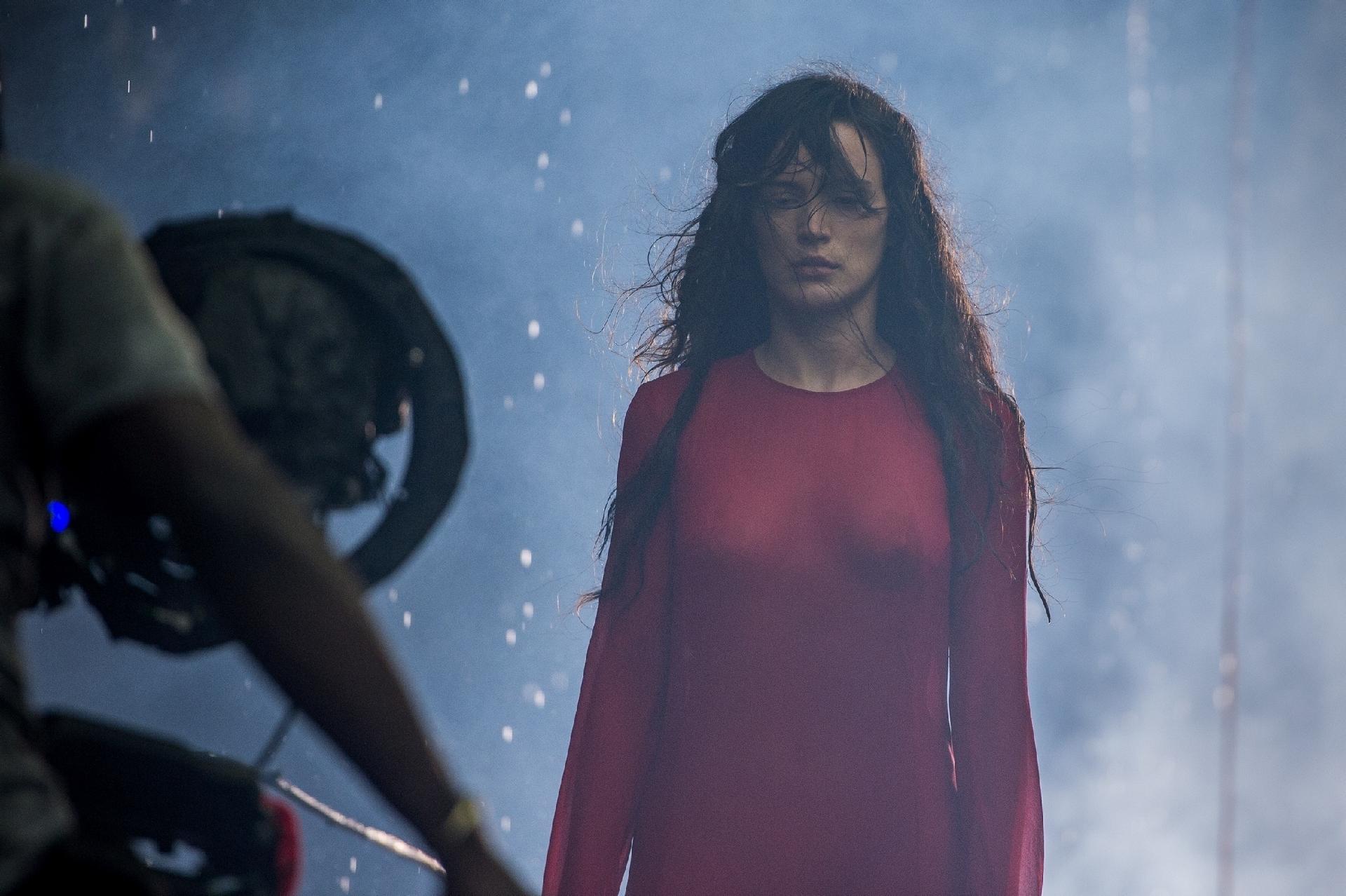 O sofrimento de Clara (Bianca Bin) é ilustrado por cenas metafóricas em "O Outro Lado do Paraíso" - Raquel Cunha/Globo