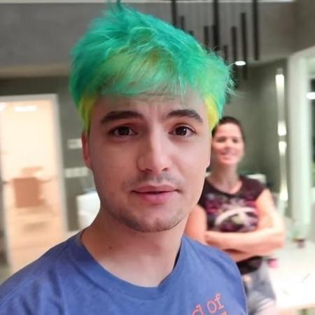 Felipe Neto pinta o cabelo de cores diferentes a cada novo milhão no YouTube - Divulgação - Divulgação