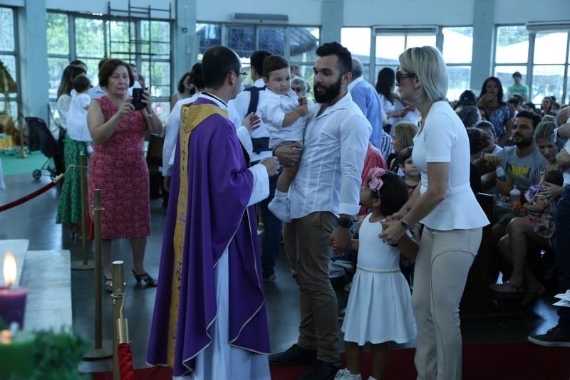 Antonia Fontenelle e Jonathan Costa se reuniram para batizado do filho neste domingo (3). A cerimônia aconteceu na Paroquia São José da Lagoa, zona sul do Rio de Janeiro - Anderson Borde/AgNews