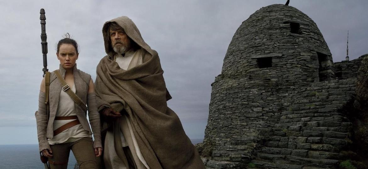 Daisy Ridley (Rey) e Mark Hamill (Luke) em cena de Star Wars: Os Últimos Jedi - Divulgação
