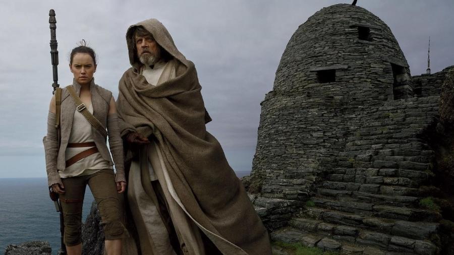 Daisy Ridley (Rey) e Mark Hamill (Luke) em cena de Star Wars: Os Últimos Jedi - Divulgação