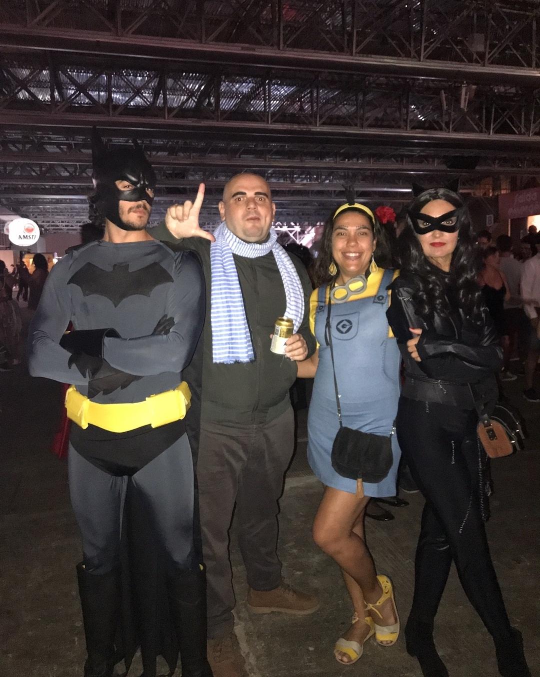 Fátima Bernardes e Túlio Gadêlha posam com foliões fantasiados em festa  - Reprodução/Instagram