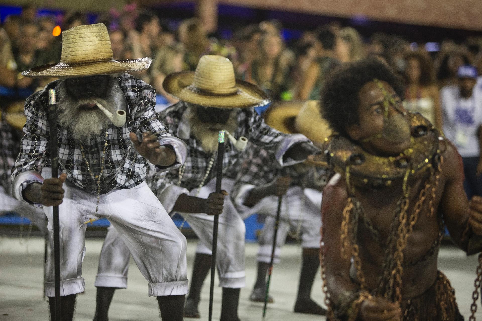 Paraíso do Tuiuti entra na avenida perguntando "Deus, meu Deus, está extinta a escravidão?" - Júlio César Guimarães/UOL