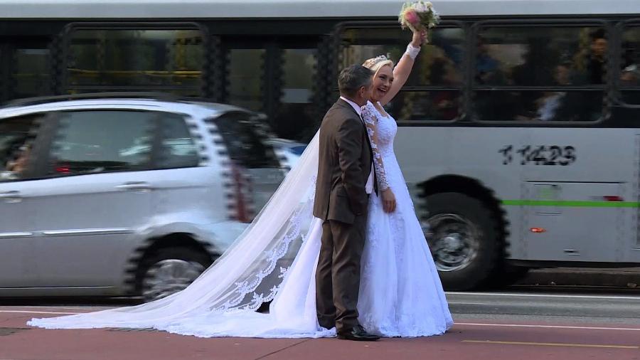 Casal apaixonado dá volta ao mundo tirando fotos de casamento - AFP