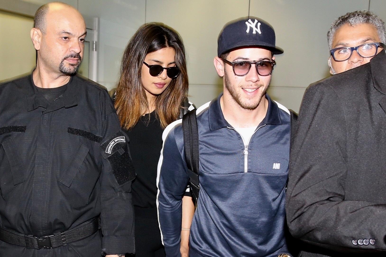 O cantor Nick Jonas, que se apresenta no VillaMix Festival Goiânia no sábado (30), desembarca no aeroporto de Guarulhos acompanhado da namorada, a atriz Pryanka Chopra - Manuela Scarpa/Brazil News