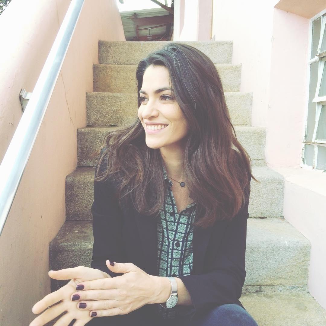 Aos 40 anos, a atriz Maria Manoella também resolveu assumir seus primeiros fios brancos. Ela já disse em entrevistas que gosta do tom natural do seu cabelo. Para manter os fios saudáveis, ela corta as pontas quando necessário e usa shampoo e condicionador ao lavar - Reprodução/Instagram