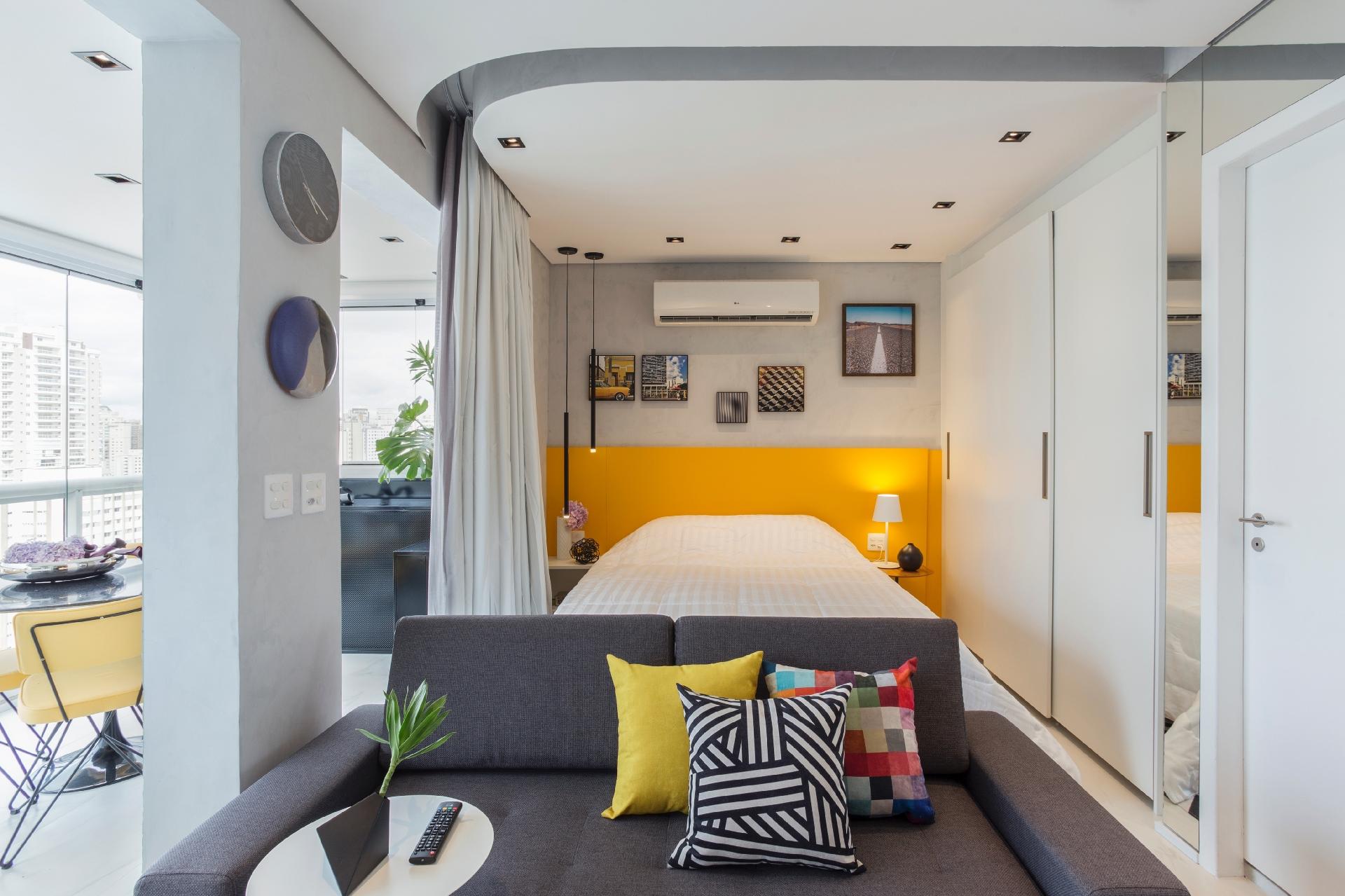 Os ambientes devem ser fluidos e permitir a circulação com conforto. Por isso, além de prever na distribuição do mobiliário um espaço mínimo, Miyahara desenhou a cortina em curva. Quando aberta, contorna a cama e se recolhe apenas para um lado. "Seria possível também utilizar duas peças lineares, mas o armazenamento em dois locais quando abertas poderia atrapalhar no fluxo", ressalta - Maura Mello/Divulgação