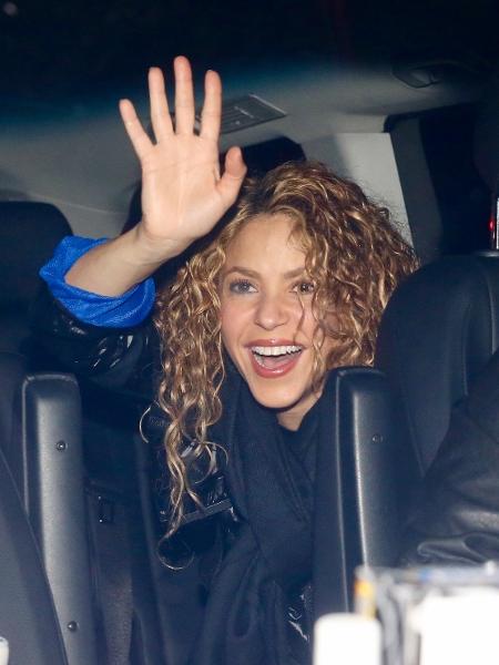 Do carro, Shakira acena para fãs após desembarcar no aeroporto de Guarulhos - Manuela Scarpa/Brazil News - Manuela Scarpa/Brazil News