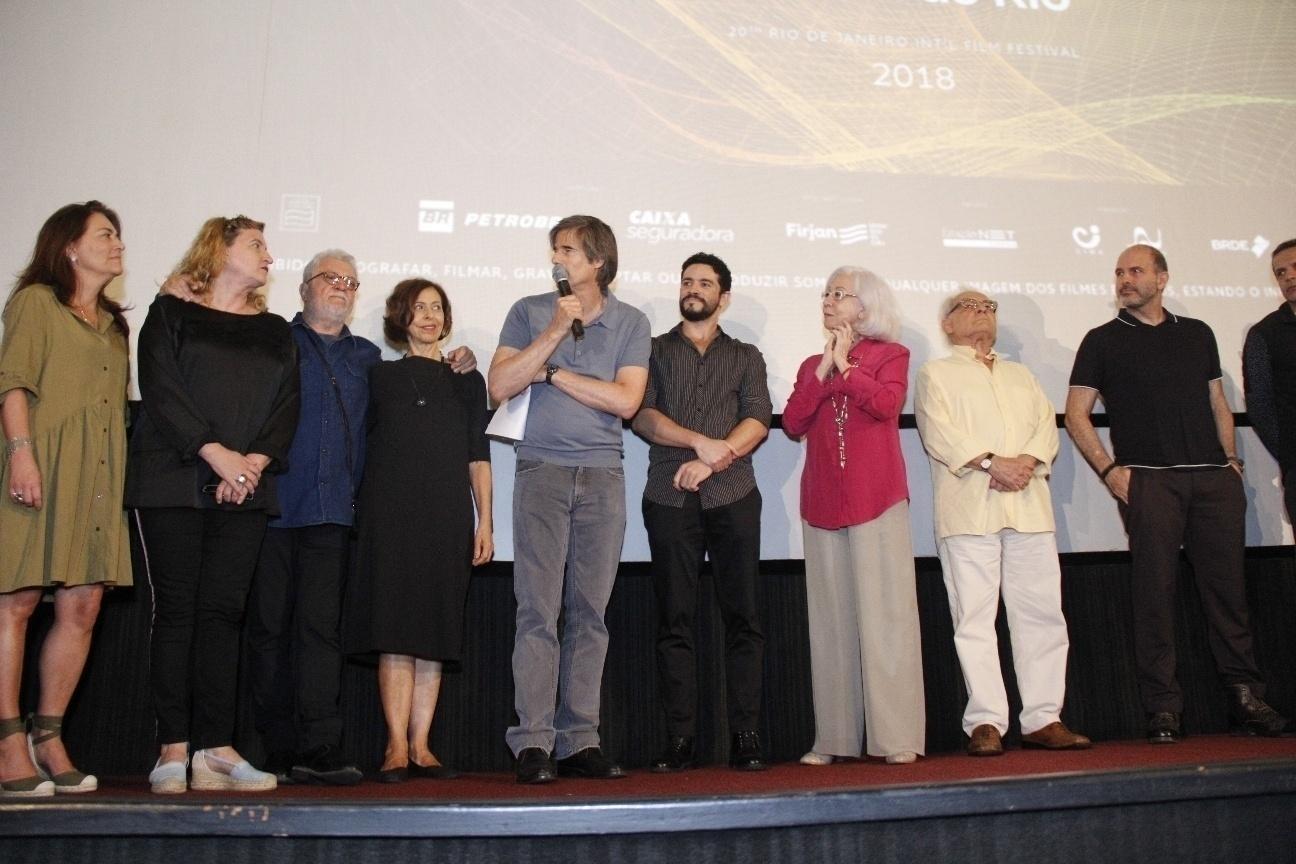 O diretor Walter Salles e a equipe lembraram momentos de "Central do Brasil". O longa conta a história de uma senhora que ganha a vida escrevendo cartas para analfabetos na estação de trem central, do Rio, conhece um menino à procura dos pais. Juntos, eles partem para uma viagem pelo interior do Nordeste. - Wallace Barbosa/AgNews