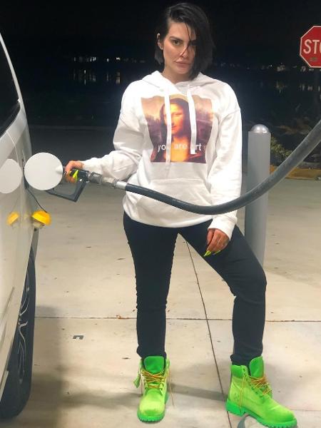 Cleo Pires faz pose enquanto abastece carro em Miami, nos EUA - Reprodução/Instagram/cleo