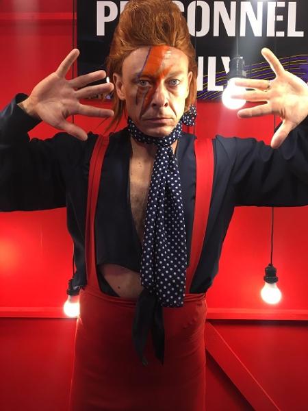 Ator Charles Murray faz cover de David Bowie no Lolla - 