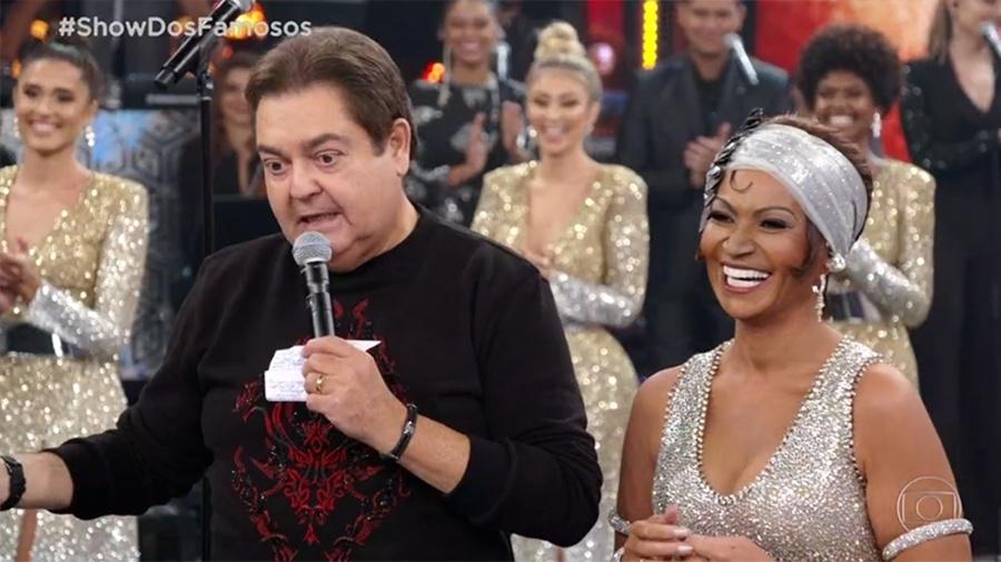 Faustão ao lado da cantora Solange Almeida, que se apresentou como Whitney Houston - Reprodução/Globo