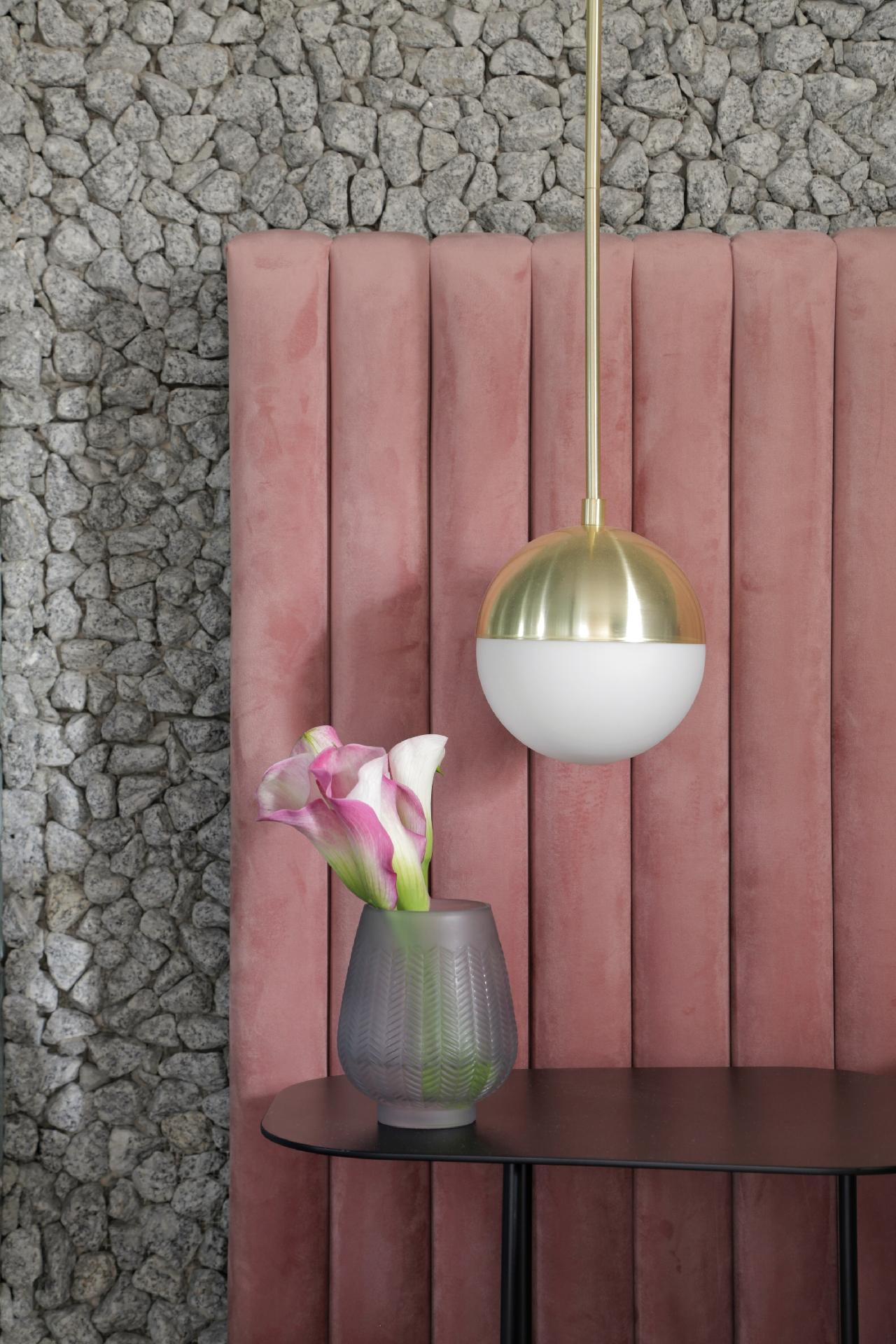 Formando um contraste marcante, a parede com britas teladas evidencia o romantismo do painel Gomos (Líder), que foi revestido de tecido rosa e faz as vezes de cabeceira. Projeto Studio Ro+ca, do Rio de Janeiro - Denilson Machado/MCA Estúdio | Divulgação