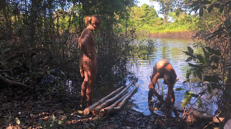 Whitney e Nathan, de "Largados & Pelados" em pleno rio Araguaia, na estreia da 5ª temporada - Discovery Channel/Divulgação