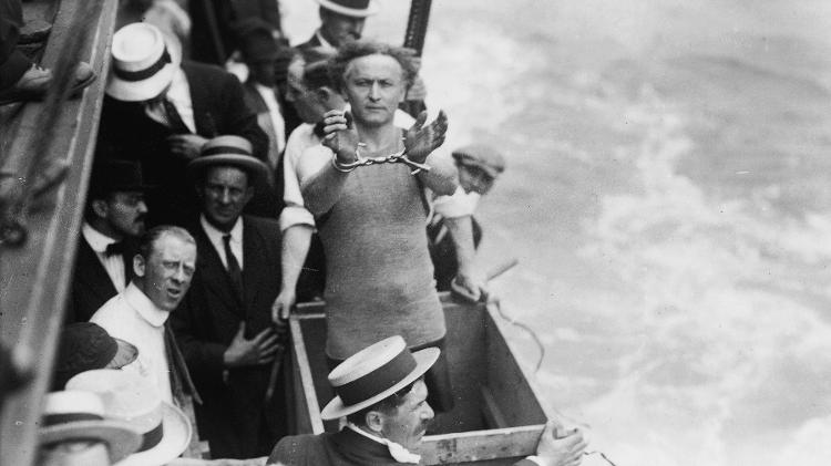 Harry Houdini em 7 de julho de 1912, momentos antes de se lançar algemado no East River, em Nova York - FPG/Getty Images - FPG/Getty Images