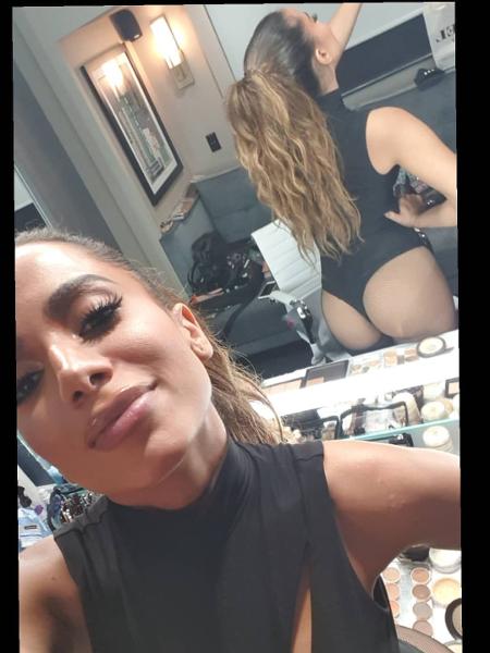 Anitta dá empinadinha nos bastidores de gravação de videoclipe - Reprodução/Instagram