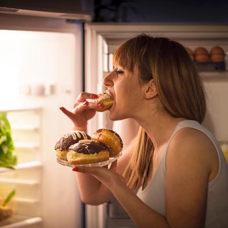 O transtorno de compulsão alimentar ocorre quando a pessoa come exageradamente de forma descontrolada mesmo sem fome - iStock