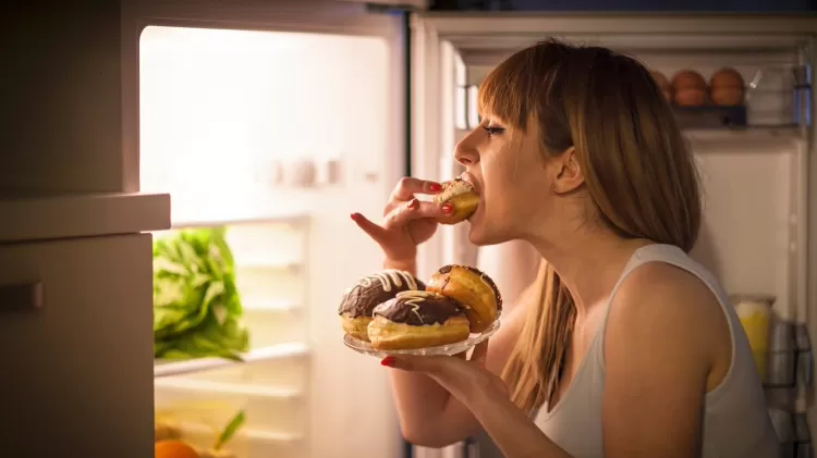 compulsão alimentar, mulher assaltando a geladeira - iStock - iStock