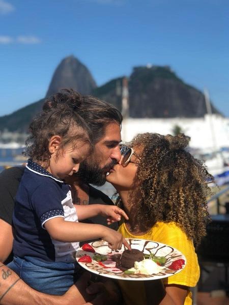 Sheron Menezzes, o marido Saulo Bernard e o filho Benjamin - Reprodução/Instagram