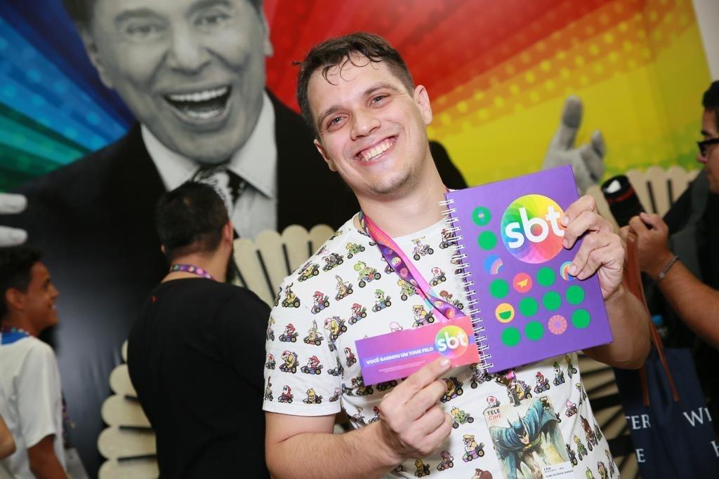 Celso Portiolli comanda torta na cara em estande do SBT na CCXP 2019 - Iwi Onodera/UOL