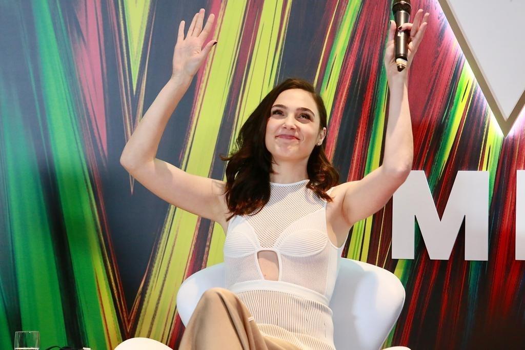Intérprete da Mulher-Maravilha, a atriz Gal Gadot posou para fotos durante sessão em São Paulo, antes de visitar a CCXP - Iwi Onodera/UOL