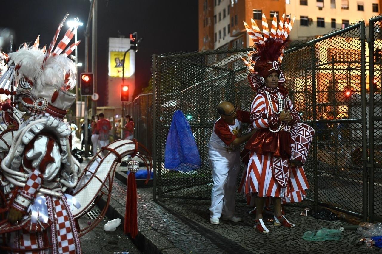 "Ora yê yê ô oxum! Seu dourado tem axé, faz o seu quilombo no Abaeté", dizem os primeiros versos do samba da Viradouro - Lucas Landau/UOL