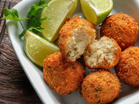 Sobras da Páscoa: aprenda bolinho de bacalhau de avó para neto