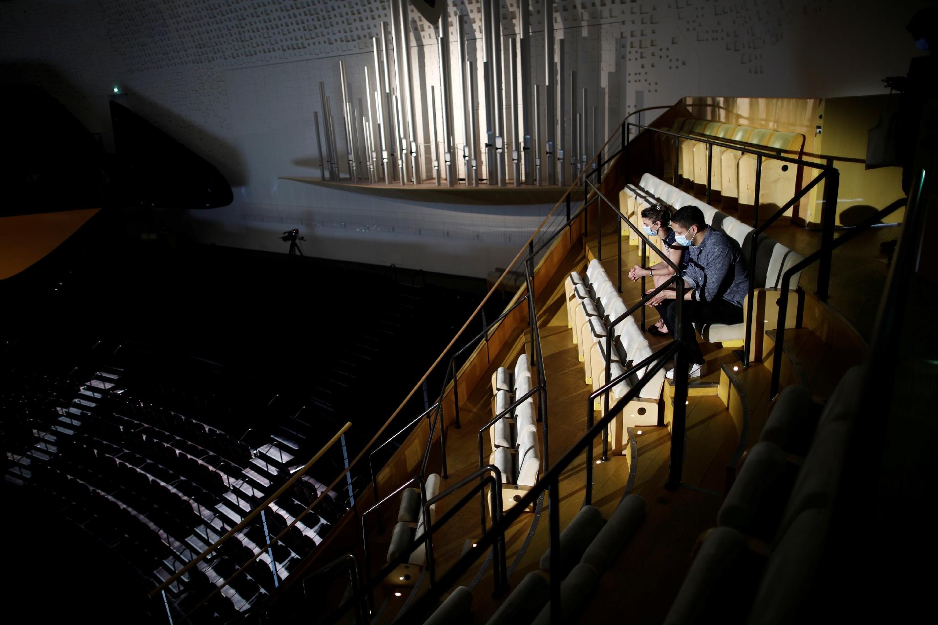 Violinista Renaud Capuçon e sua orquestra de cordas de 23 pessoas executam a peça "Metamorphosen", do compositor alemão Richard Strauss, em sala vazia em Paris - BENOIT TESSIER/Reuters