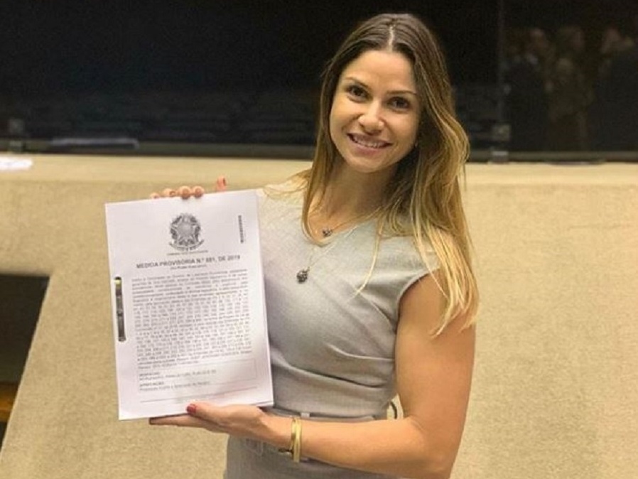 Polícia investiga postagem expondo advogada que fazia ioga no Rio