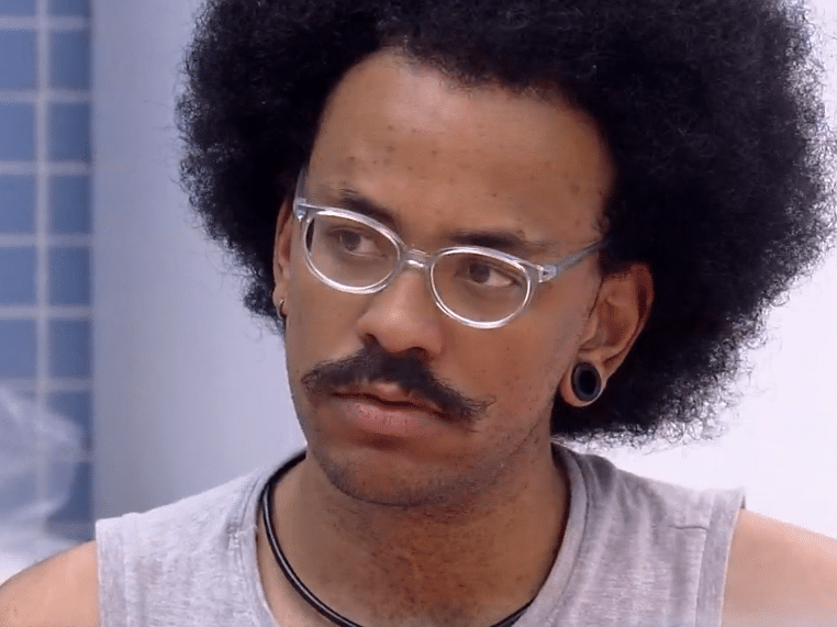 Equipe de João Luiz repudia ataques de familiares de outros brothers