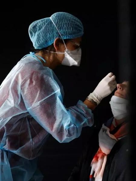 Enfermeira faz teste de covid. Internações por covid nas UTIs francesas se mantém em torno de 2.200 pacientes, sendo que 80% de casos graves são de não vacinadas - Reuters