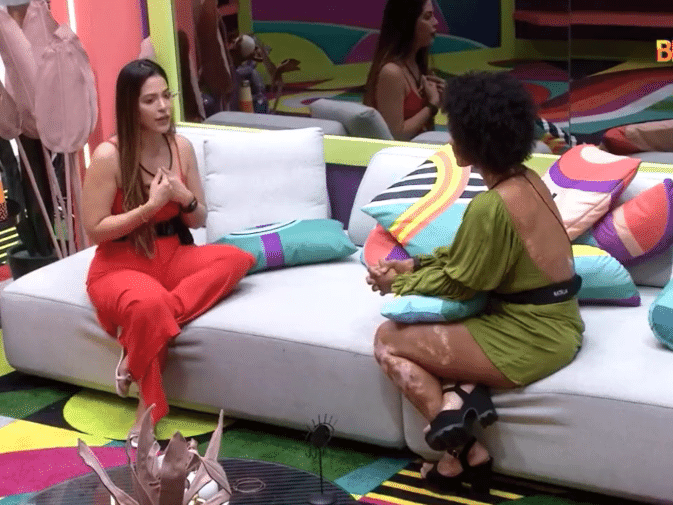 Natália e Laís têm 'DR' na casa: 'Que ameaça, vou te bater?'