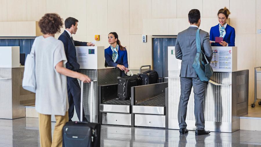 Passageiros fazem check-in em aeroporto: Se identificar para voar no Brasil só se tornou obrigatório a partir de 2010