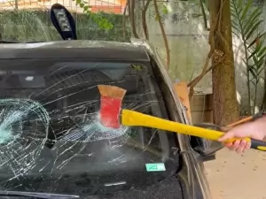 Cola 'milagrosa' arruma para-brisa quebrado? O que é verdade em vídeo viral